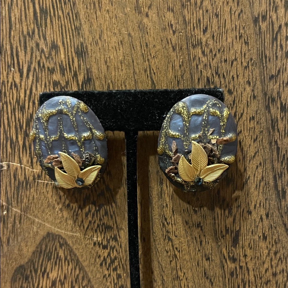 Gold Accented Gray Floral pierced Earrings - Unbranded unique mermaid style 1.5”